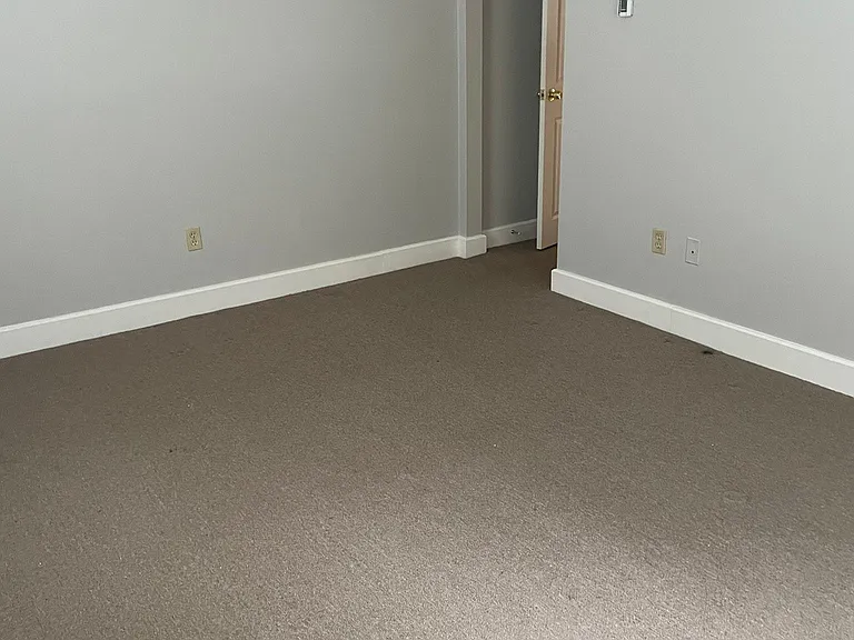 32 Schofield Ave #2R — Photo 9