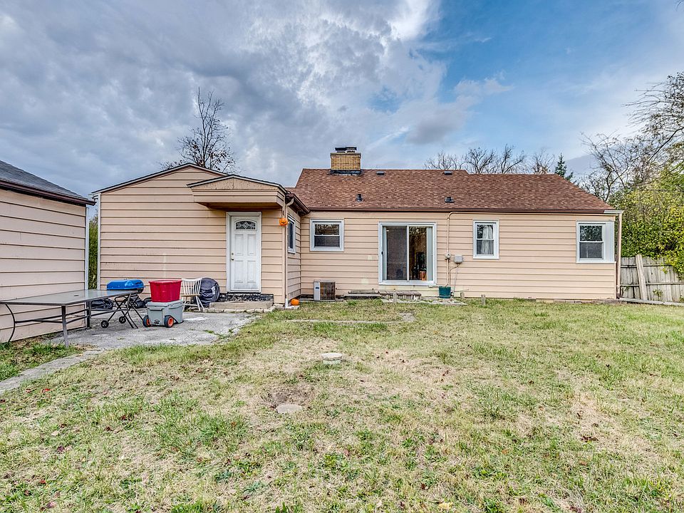 2nd image of 17W517 Manor Ln