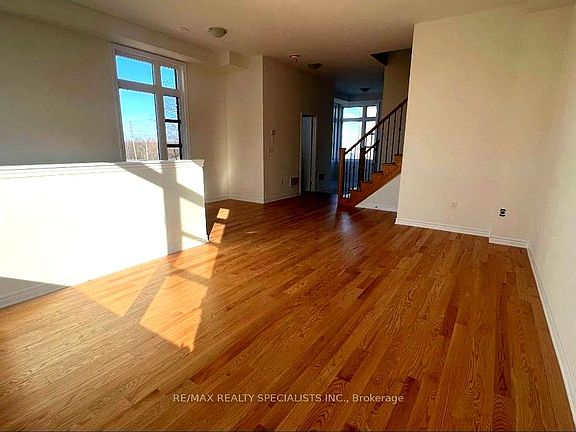 2nd image of 60 Inverary Cres