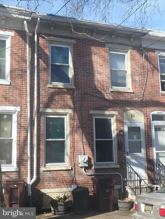 1015 Kirkwood St photo 1