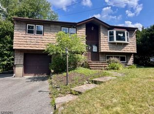 46 Cozy Lake Rd, Oak Ridge, NJ 07438