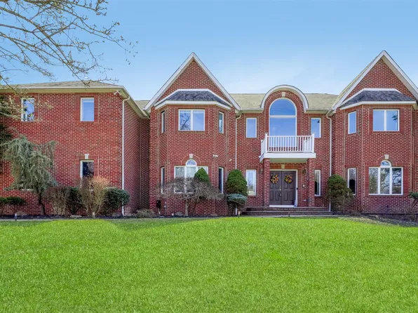 26 King Arthur Court, New City, NY 10956