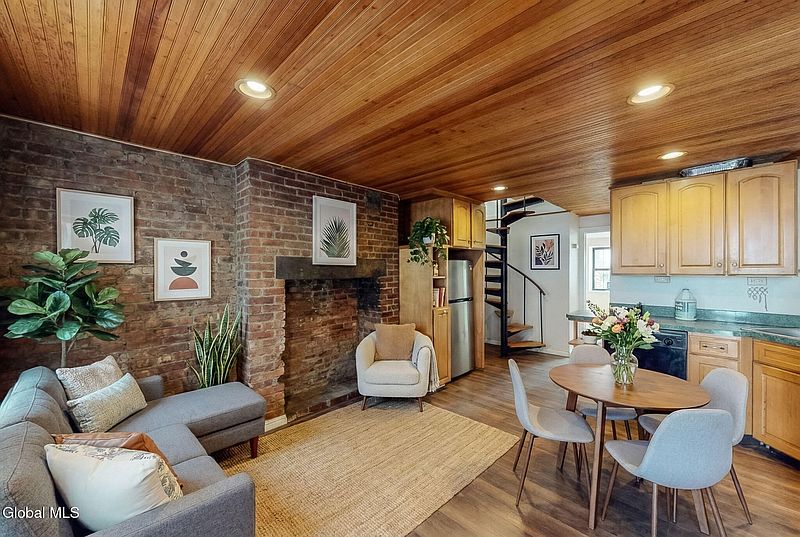 2nd image of 335 Madison Avenue
