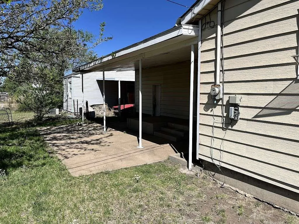 2 bed, 1.0 bath, 992 sqft, $1,199 — Photo 2