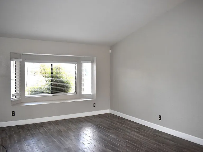3547 Briarwood Dr — Photo 3