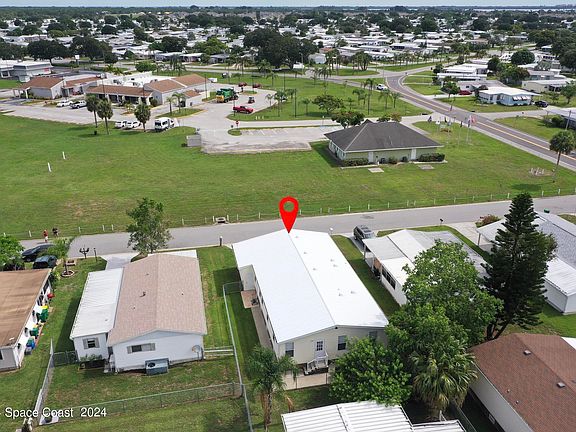 3rd image of 840 Hawthorn Cir