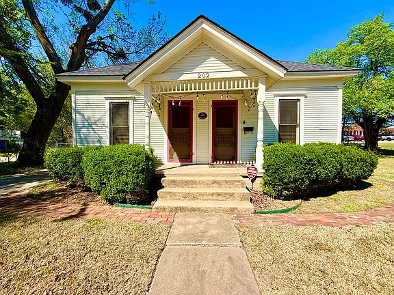 3rd image of 202 S Lahoma Ave