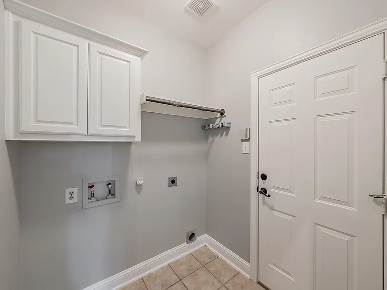 4548 Shamrock Dr — Photo 10
