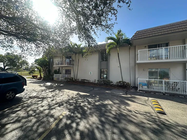 1830 Maravilla Ave #704 — Photo 14
