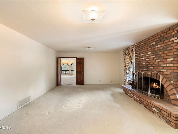 3rd image of 2716 E VOLTAIRE Avenue