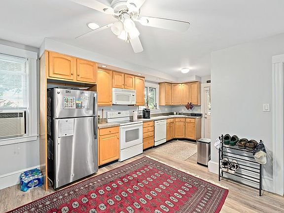 3rd image of 28 Home Park Ct