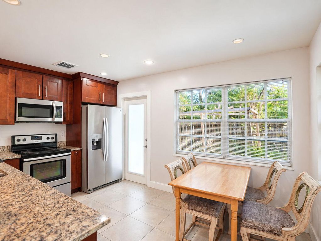904 NE 10TH Avenue, photo 6
