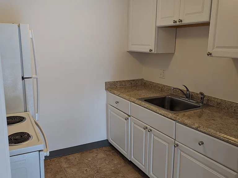 524-526 Highland Ave #11A — Photo 4