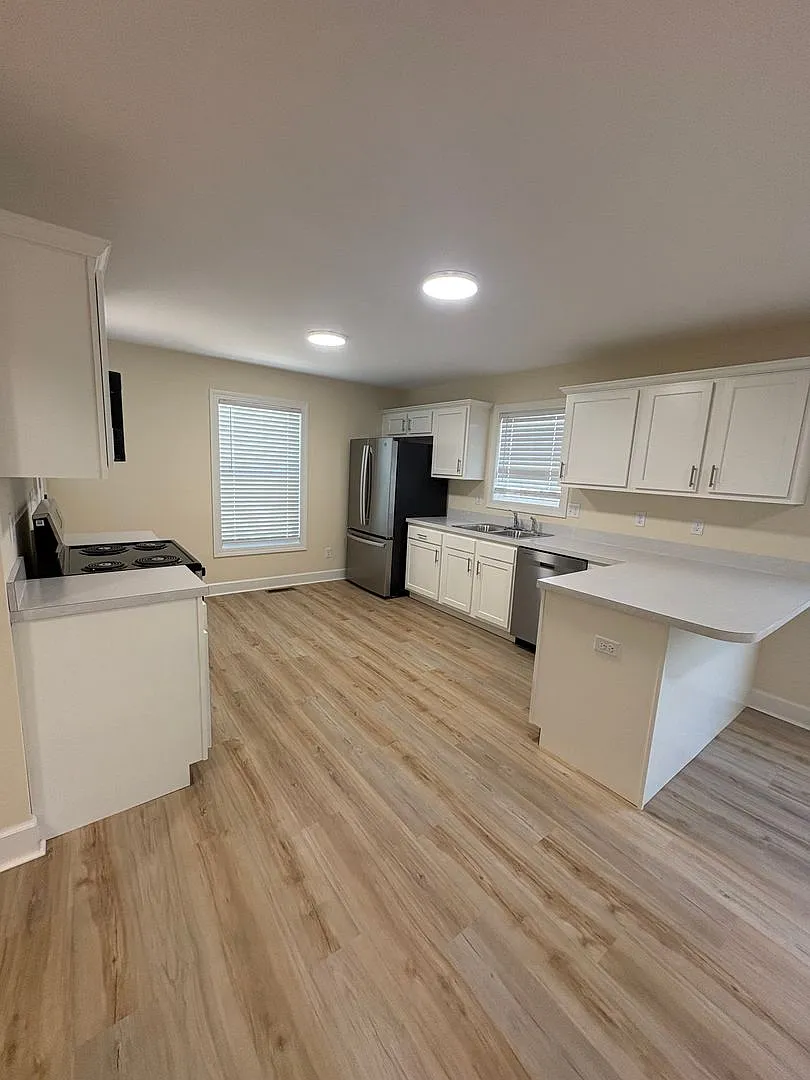505 Ingleside Dr — Photo 3