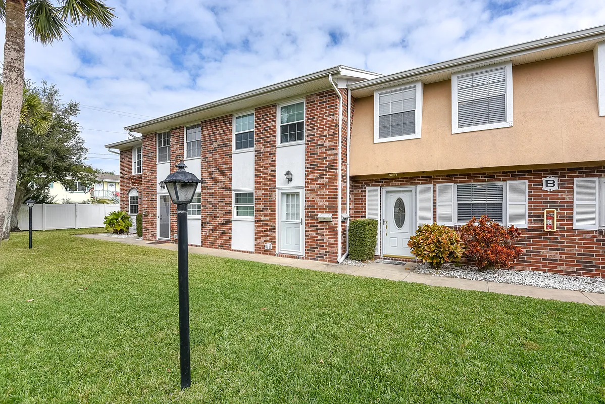 2200 S Palmetto Ave — Photo 2