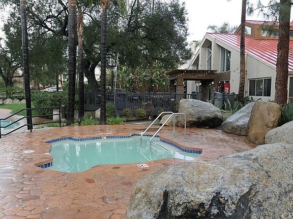 4th image of 5520 Owensmouth Ave APT 107