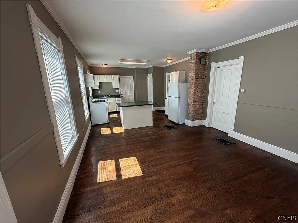 2 bed, 1.0 bath, 1952 sqft, $1,400 — Photo 4