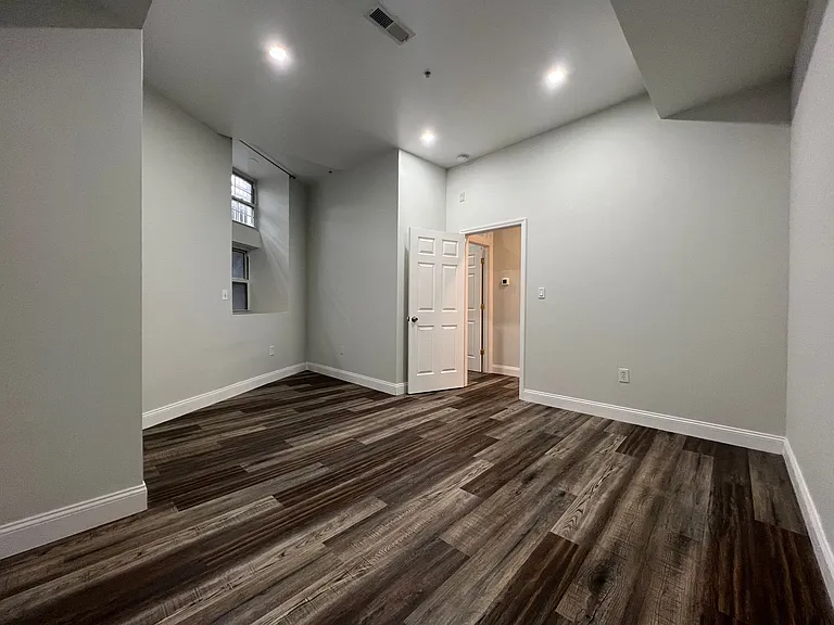 1027 Ridge — Photo 17