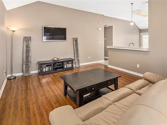 4th image of 901 Gardenia St