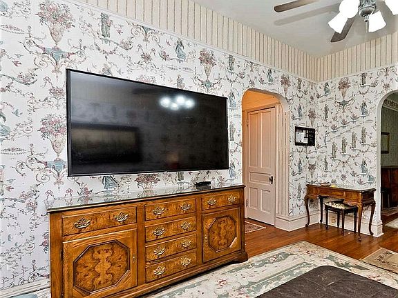 Living rm: Free cable 66" TV