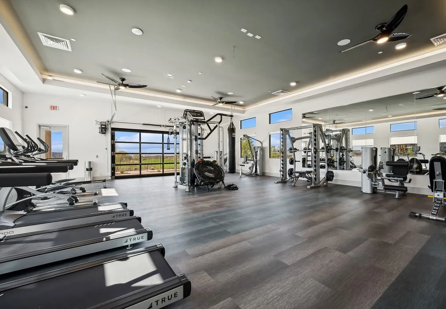 Longbow Luxury Apartments — Photo 3