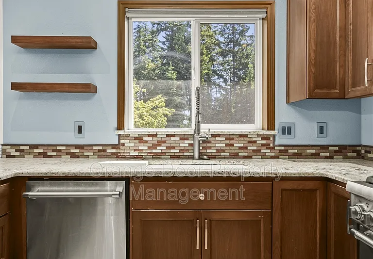 5204 Ridge Dr NE — Photo 8