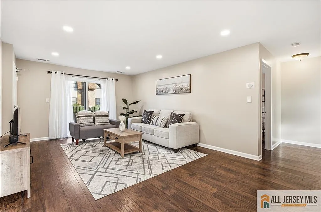 1 bed, 1.0 bath, $1,950 — Photo 2