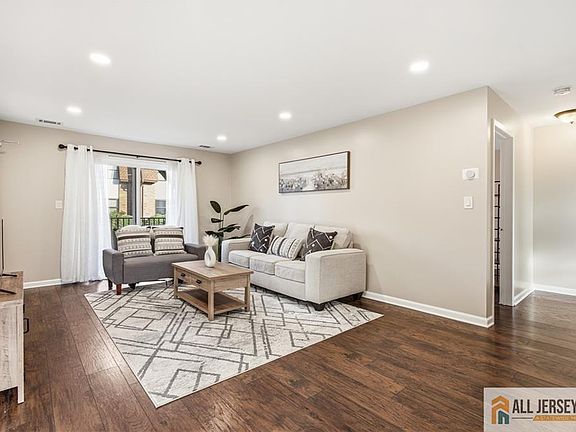 2nd image of 609 N Oaks Blvd