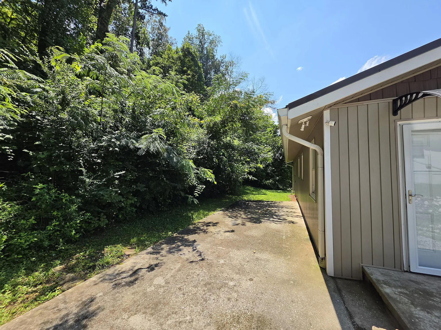 3 bed, 1152 sqft, $1,800 — Photo 2