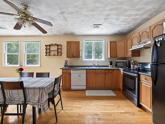 3rd image of 52 Boyle Rd