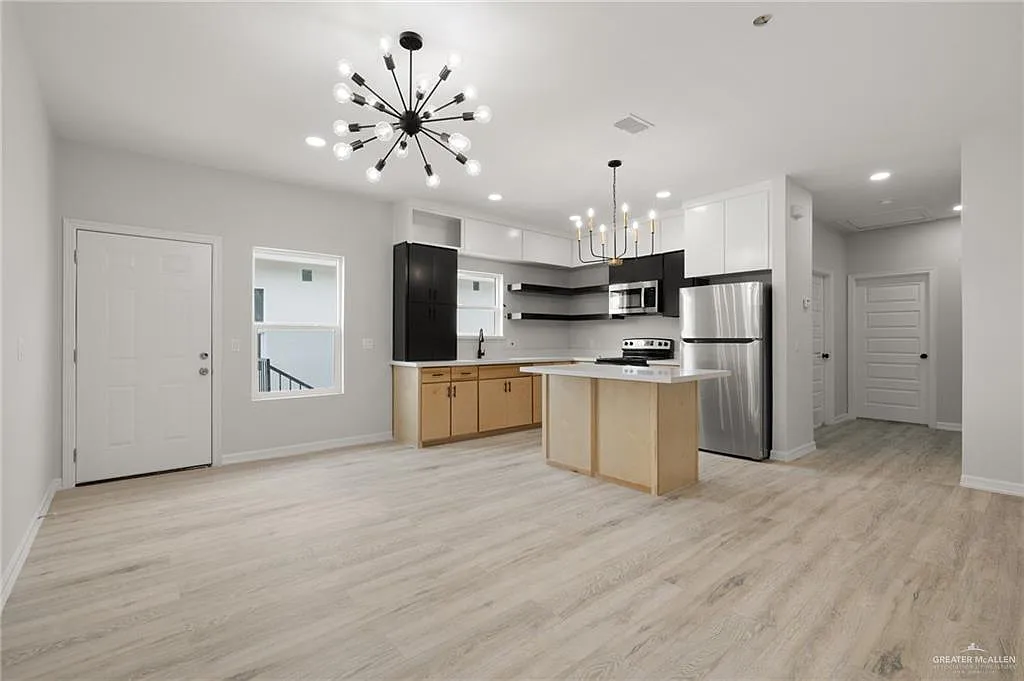 3 bed, 2.0 bath, 4250 sqft, $1,200 — Photo 2
