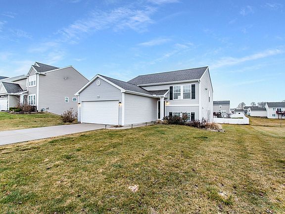 2nd image of 1751 Crescent Pointe Dr SE