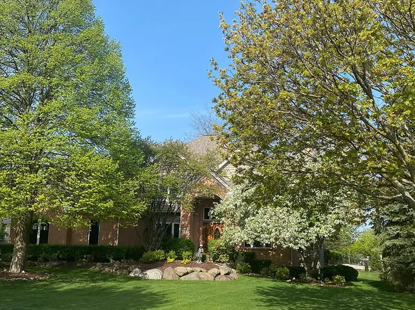 701 Mason Ln, Lake In The Hills, IL 60156