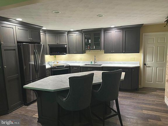 4th image of 415 Folkstone Ct
