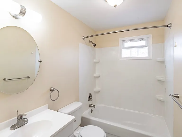 Lake Heights Apartments — Photo 8