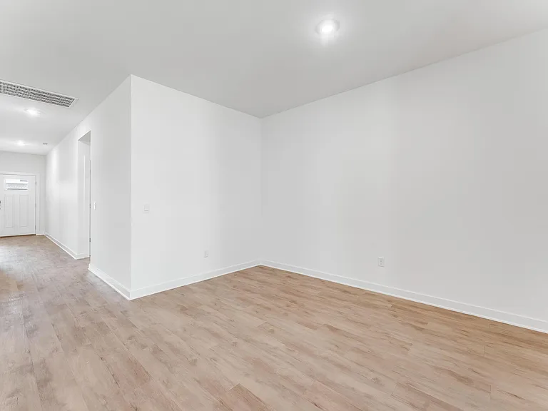 114 S Maroon Ave — Photo 15