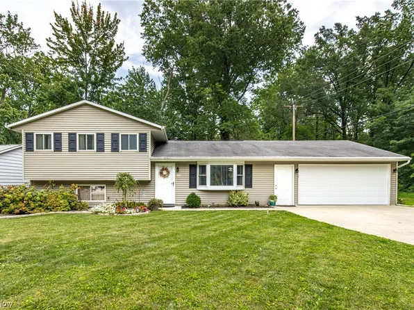 883 W Shore Blvd, Sheffield Lake, OH 44054