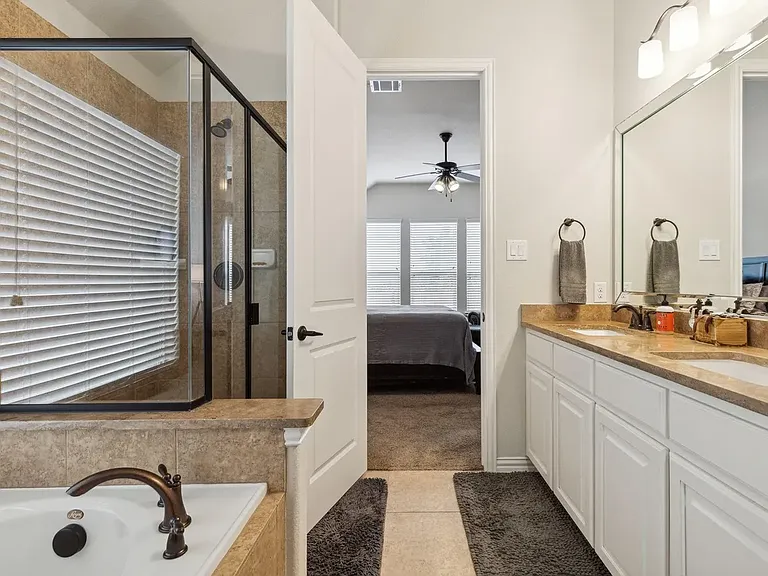 2416 Royal Summit Dr — Photo 11