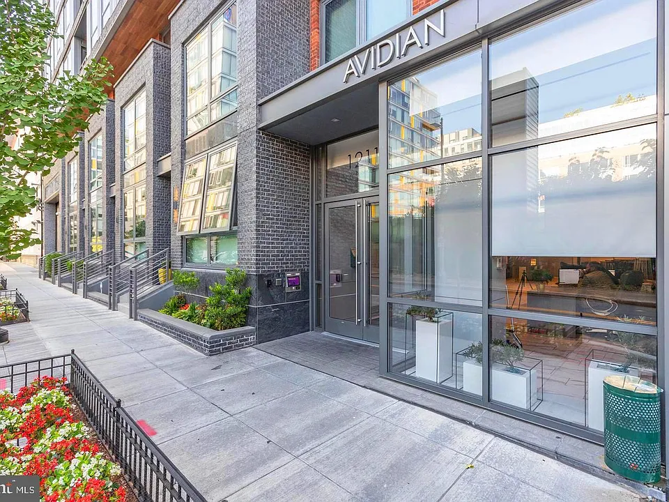 1211 Van St SE #609