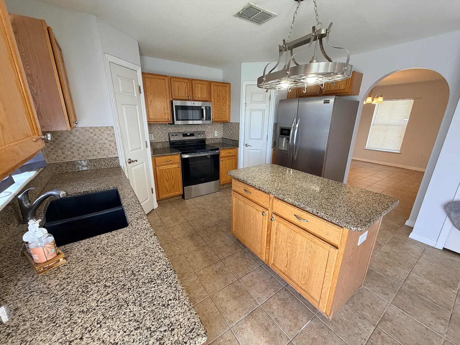4 bed, 2.5 bath, 2200 sqft, $2,200 — Photo 4