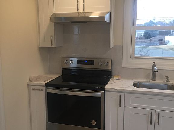 4th image of 936 Stewart Ave