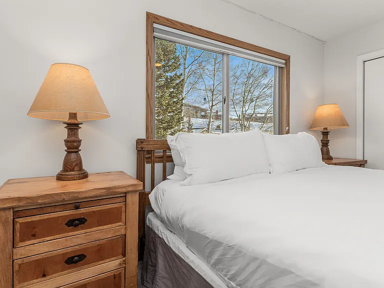 Bedroom 2 | Queen Bed