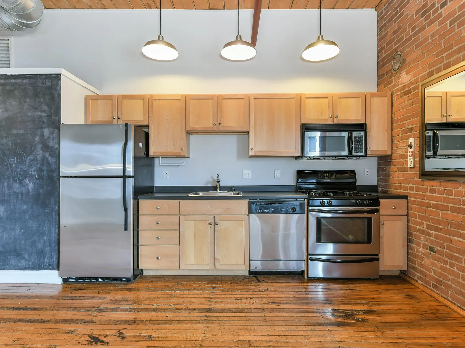 3 bed, 1015 sqft, $4,000 — Photo 3