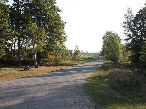 3rd image of 2 Trillium Ln #2