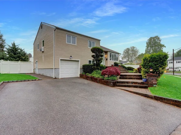 42 Briarwood Lane, Plainview, NY 11803