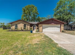 2804 Monties Ln, Arlington, TX 76015