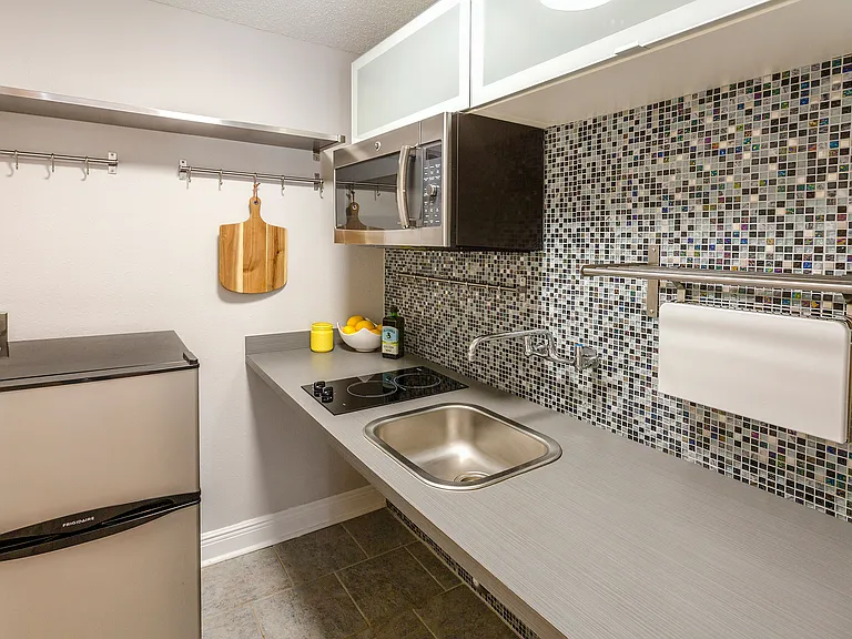 610 1/2 W Horatio St #11 — Photo 3