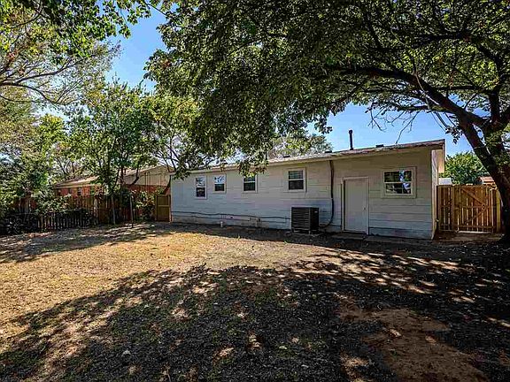 5th image of 910 SW 37th St