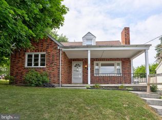 686 Broad St, Akron, PA 17501