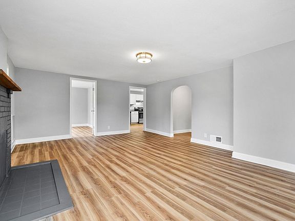 5th image of 2400 Woodbine Ave #1